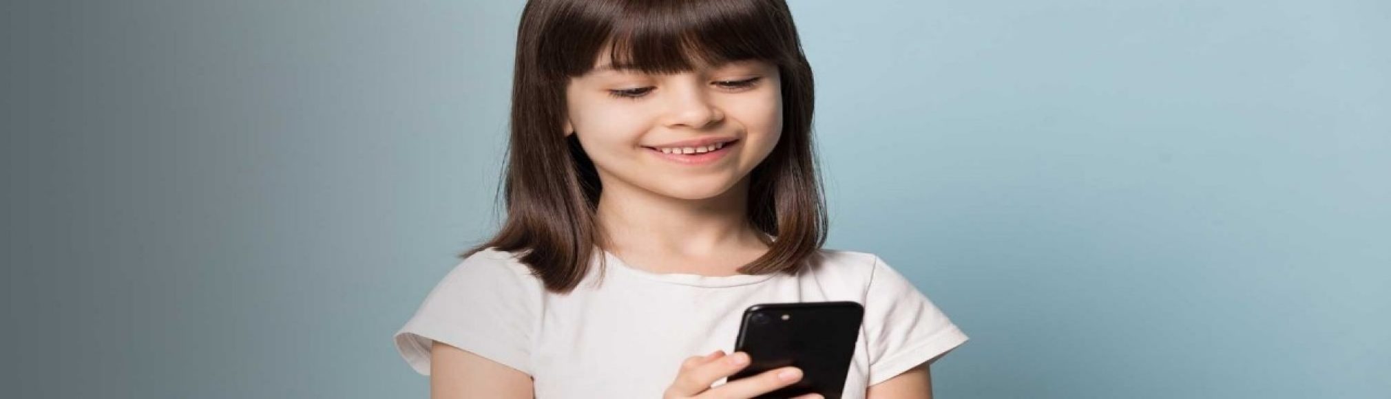 three-blogs-desktop_childs-first-smartphone-2020x580