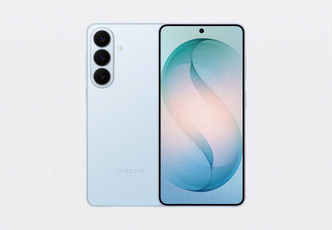 Front and back view of two Samsung Galaxy S26 phones