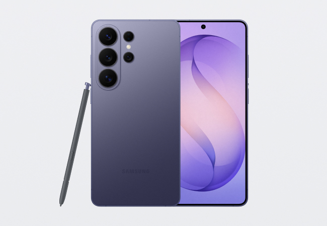 Front and back view of two Samsung Galaxy S26 Ultra phones