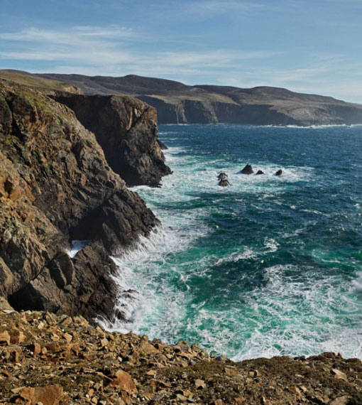 Panoramic image of the arronmore coastline, highlighting the stunning cliffs and vibrant ocean waves.