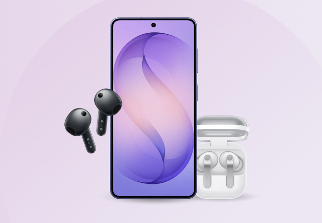 A Samsung Galaxy S26 with a purple gradient wallpaper stands upright between two pairs of Buds, a black pair of Samsung Buds 4 on the left and a white pair of Samsung Buds 4 pro in an open charging case on the right against a light purple background.