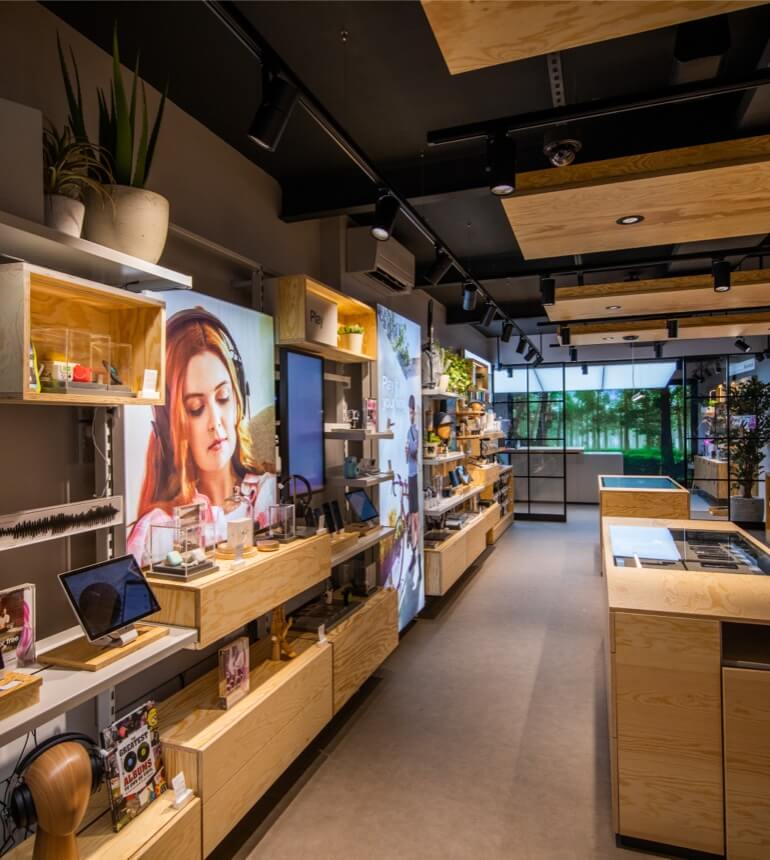 three-discover-new-store-770x860