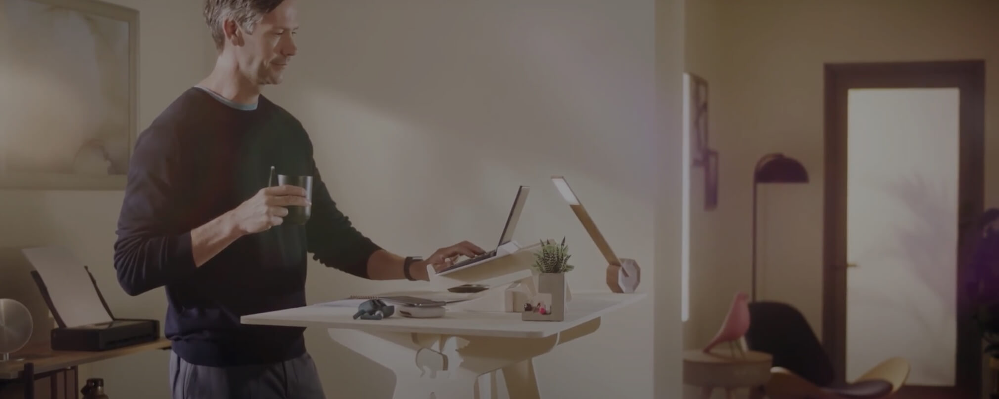three-discover-home-office-video-desktop-2020x808