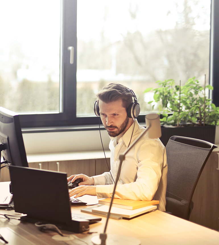 three-support-customer_care-cpw-770x860